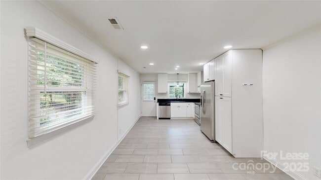 Building Photo - 3414 Bonneville Dr