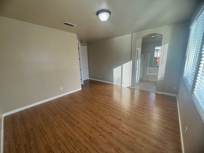 Building Photo - Spacious 4 Bedroom Home in Elk Grove