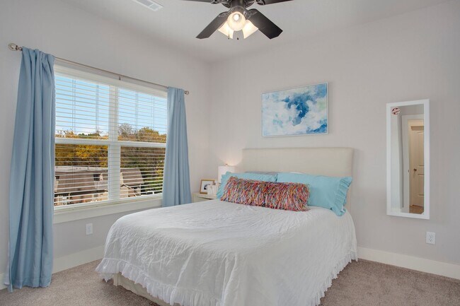 Building Photo - Walking Distance to UofA! Apply Today!! $1...