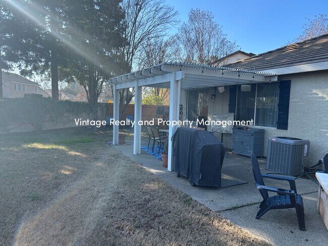 Building Photo - Charming Single-Story 3 Bedroom Home In South Natomas!!!