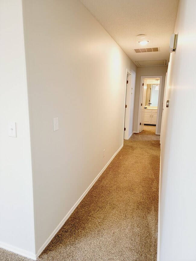 Building Photo - Primrose Market Place Area - Mission Hills Subdivision