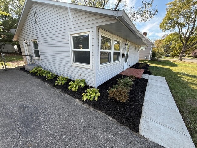 Building Photo - 2557 Bristol Rd