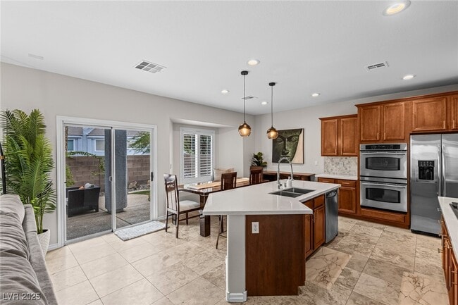 Building Photo - 275 Spectacular St