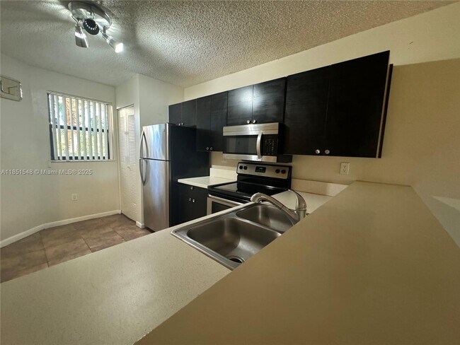 Building Photo - 9969 Nob Hill Ct