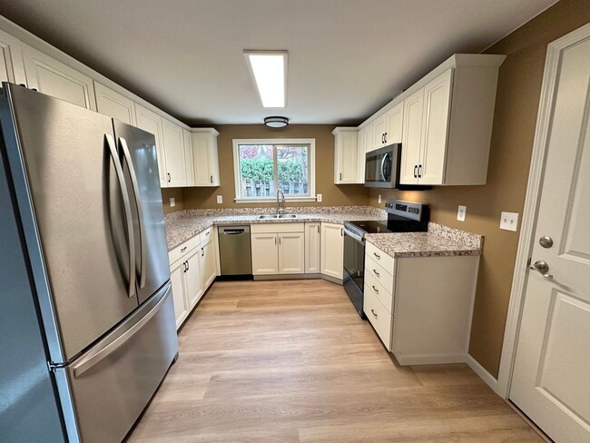 Building Photo - **$250 OFF 1ST MONTHS RENT!!** Remodeled 3 Bedroom SW Portland Home!