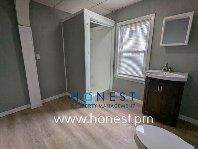 Building Photo - 36 Monroe St