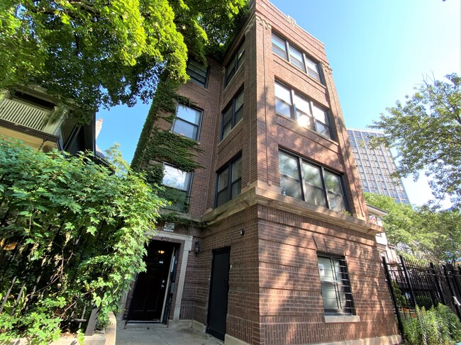 Primary Photo - 920 W Cullom