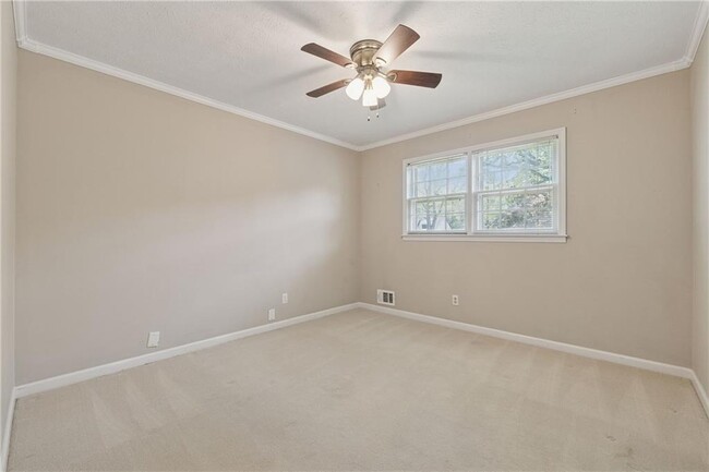 Building Photo - 345 Meadow Dr