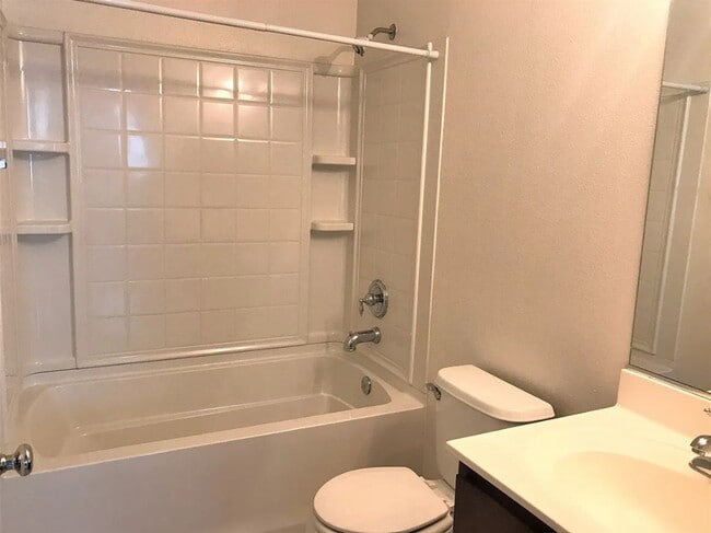 Building Photo - Charming 4 bedroom 4 bathroom in heart of ...