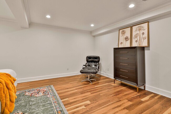 Building Photo - 410 Thornton Ln