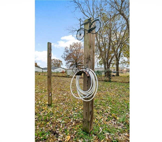 Building Photo - 1305 SE Benton St