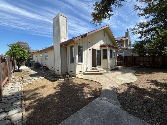 Building Photo - 374 Aaron Cir