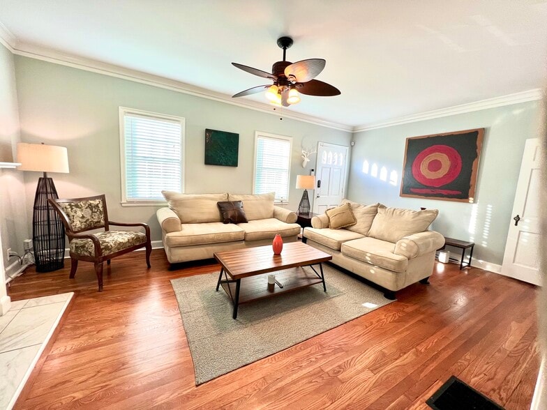 Living room - 2506 E Woodland Cir