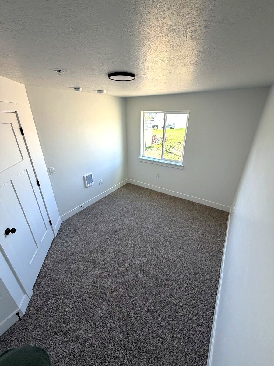 Building Photo - 950 Valentine Ln