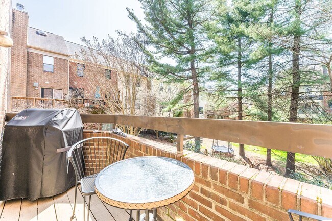 Building Photo - Stunning 4 Bedroom 3 and a Half Bath Bethe...