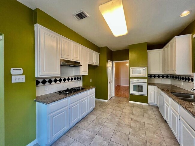 Building Photo - 2339 Plantation Bend Dr