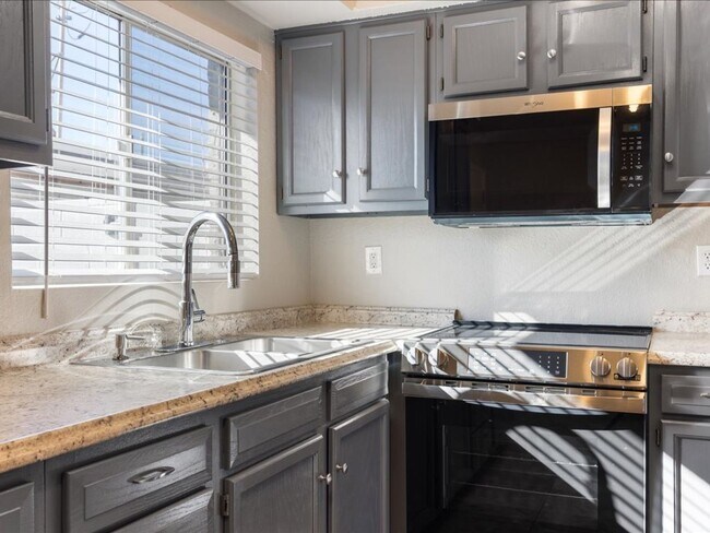 Building Photo - 2 Bedroom 1 Bathroom -ALL Brand New Appliances!