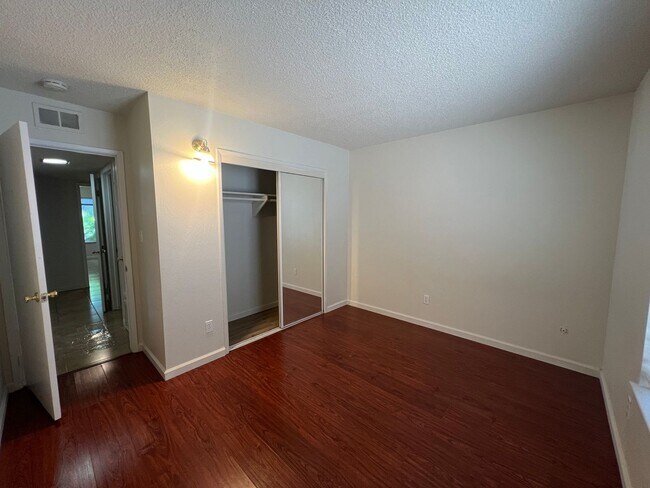 Building Photo - 1137 Oakmont Dr