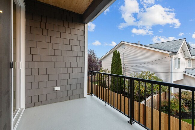 Building Photo - Modern 3 Bedroom Townhome with Designer Finishes in Lynnwood