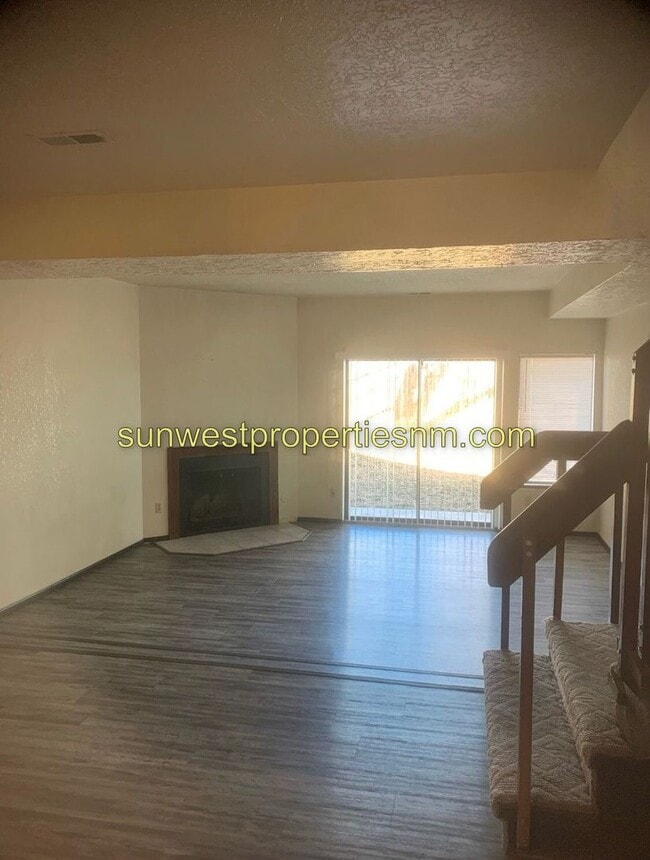 Building Photo - 3 Bedroom, 2.5 Bath 2 Story Condo