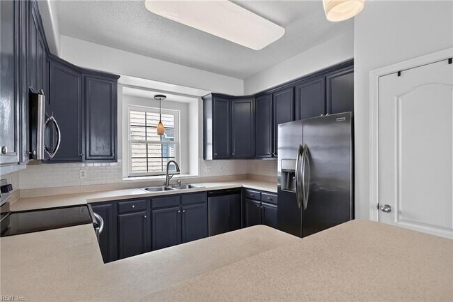 Building Photo - 4823 Lake Dr
