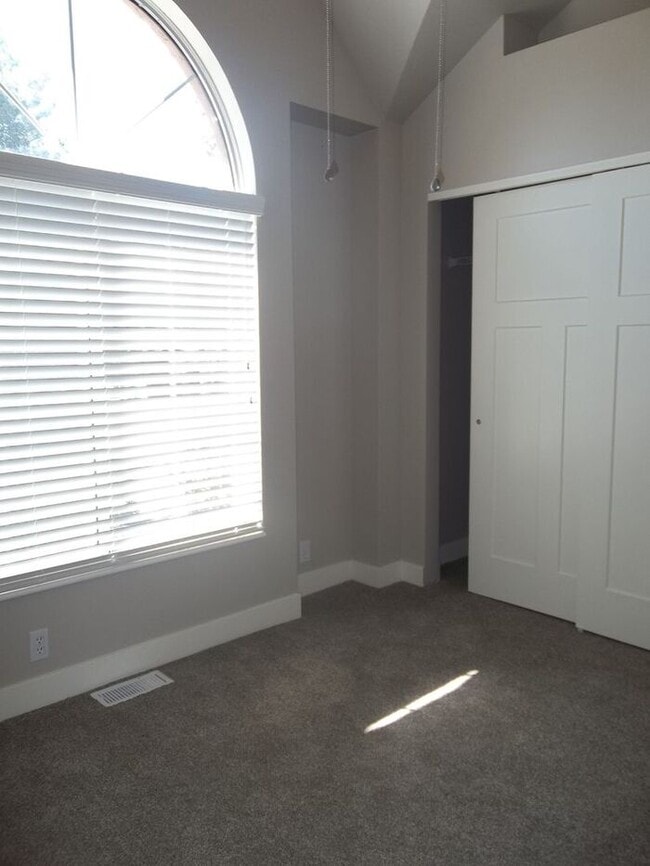 Building Photo - Spacious Main Level Townhouse Available