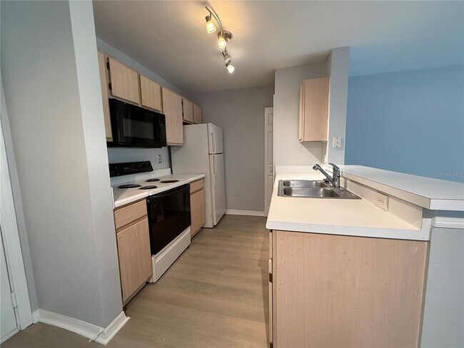Building Photo - 5451 Vineland Rd