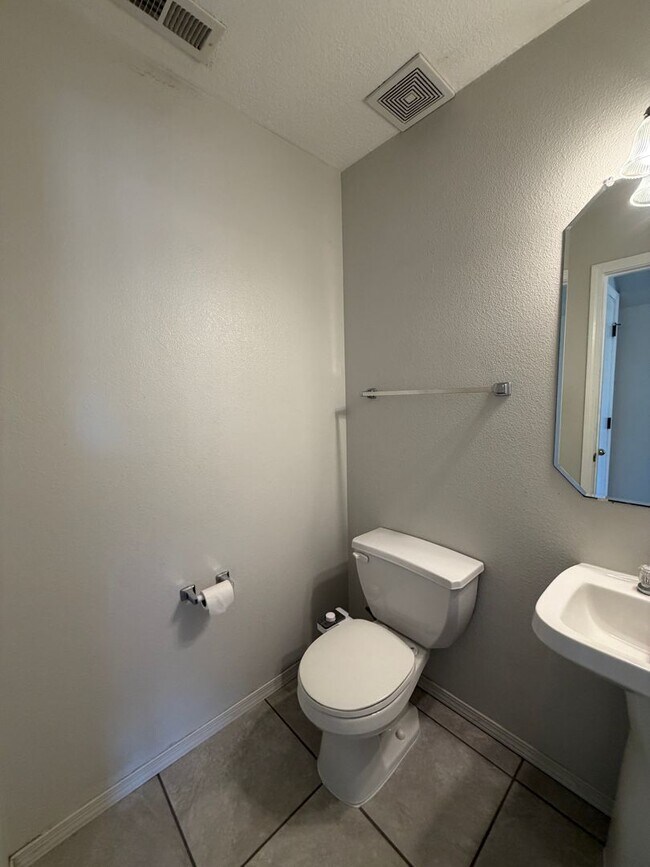 Building Photo - 3 Bedroom Home Near Unser Blvd NW & Ladera Dr NW!
