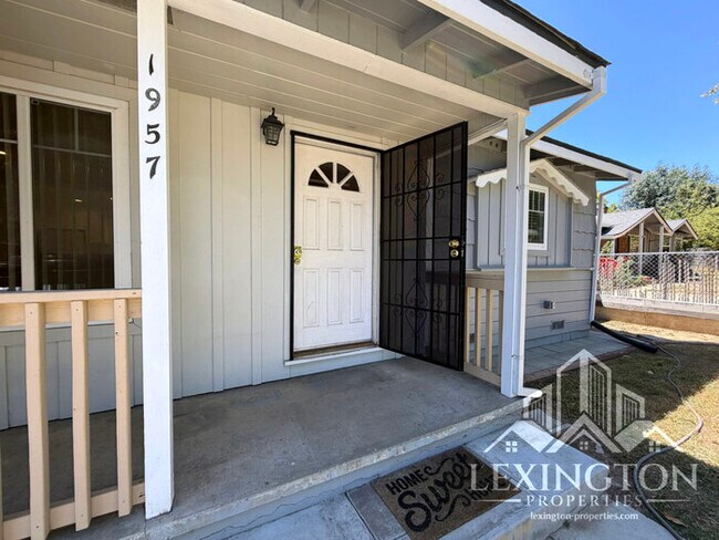 Building Photo - Charming 2 Bedroom Home with Large Backyard & Garage