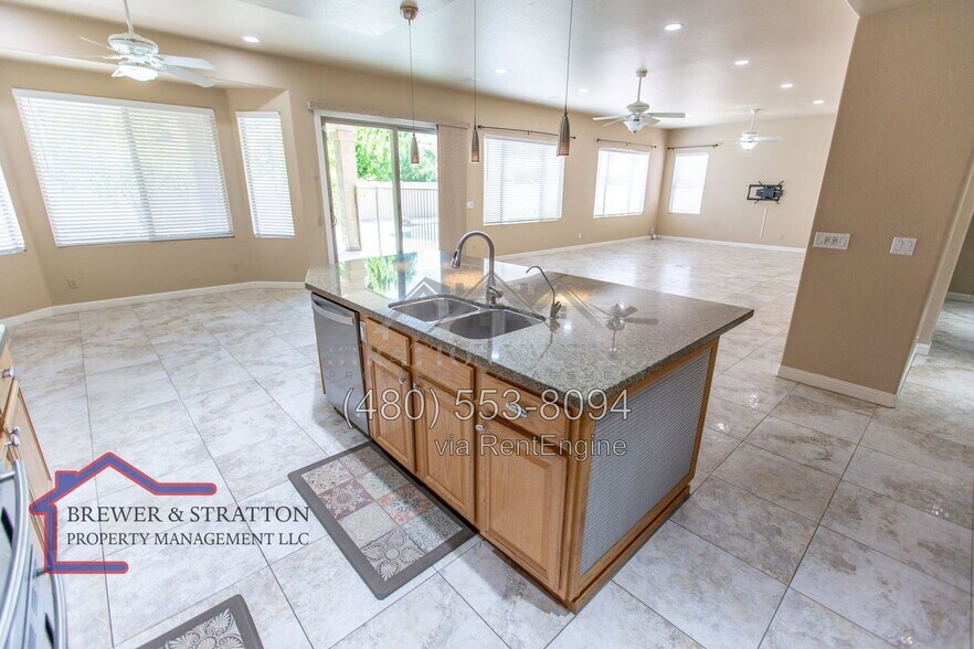 Building Photo - 1373 W Longhorn Dr