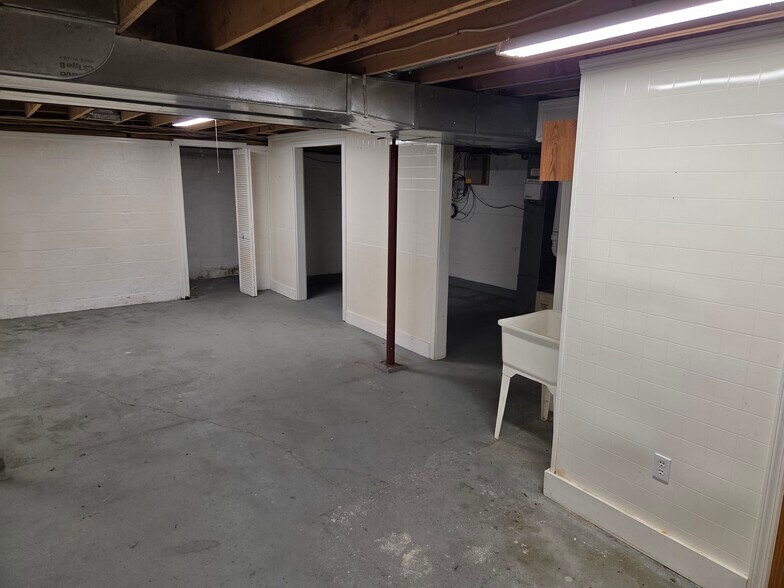 Building Photo - 600 Perry Hwy
