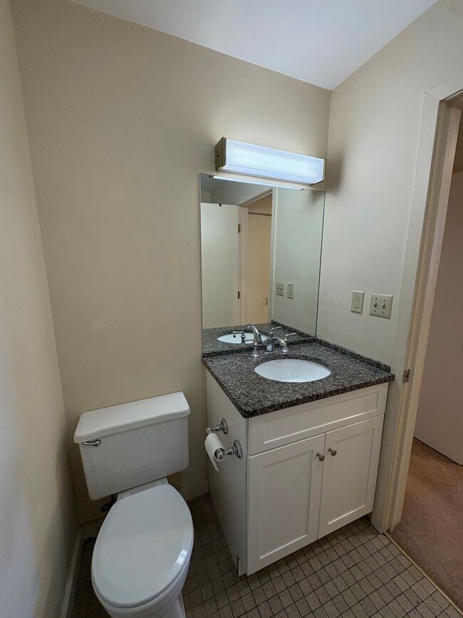 Building Photo - Updated 1-BEDROOM LOCATED DOWNTOWN