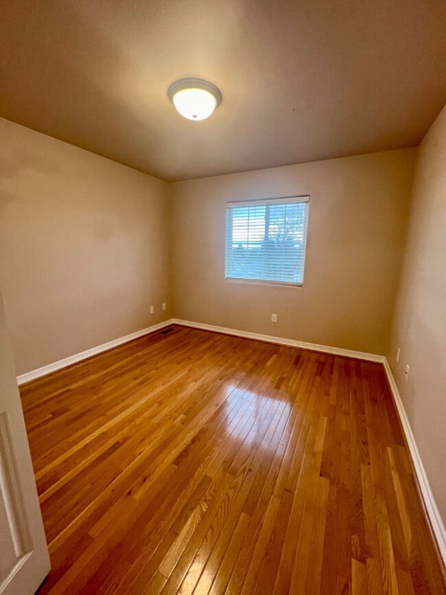 Building Photo - 3 Bedroom Townhome