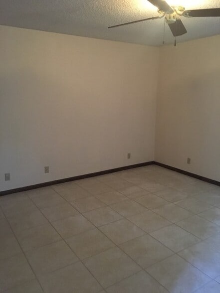 Building Photo - 7906 Dwyer Dr