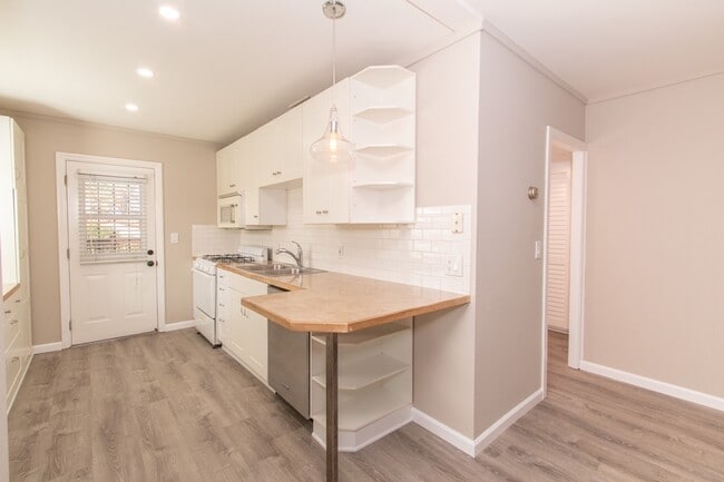 Building Photo - Updated Craftsman 2-Bed / 1-Bath W/ Private Yard/Storage/Washer/Dryer in South Park!