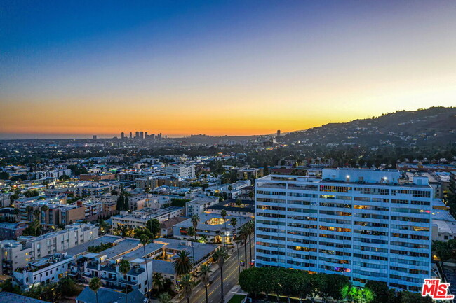 Building Photo - 7135 Hollywood Blvd