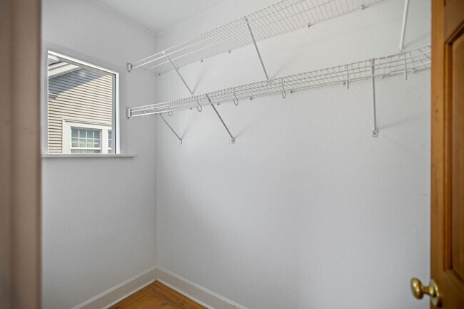 Building Photo - Steps from Green Lake ,6 bed 3 bath home with 2 kitchens and 2 laundry rooms.
