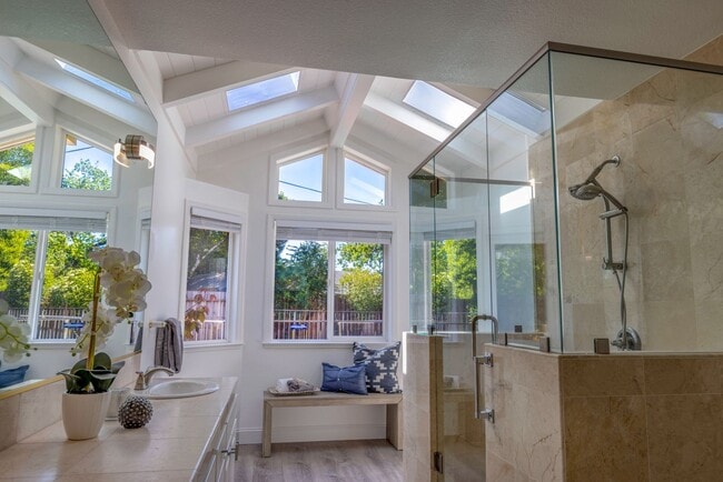 Building Photo - Beautiful 5 bedroom/3bath home with a pool