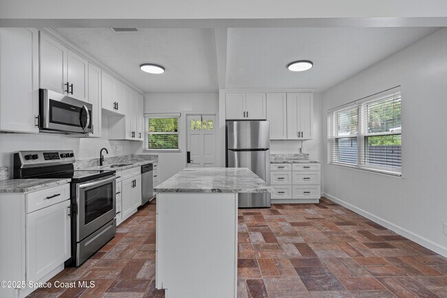 Building Photo - 509 E Fee Ave