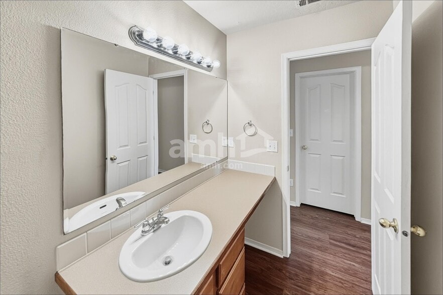 Building Photo - 363 E Ivy Glade St
