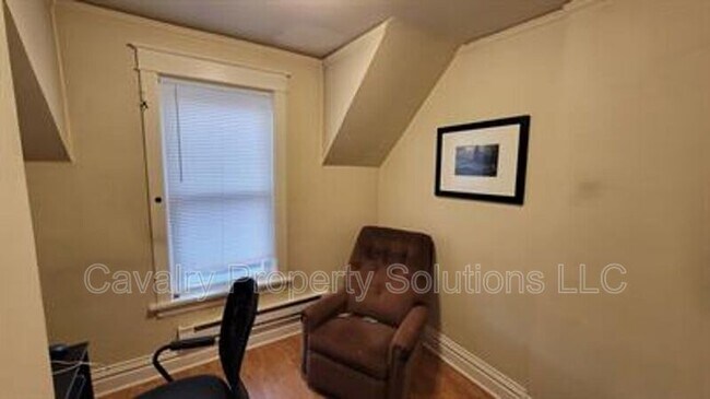 Building Photo - 617 E 8th St