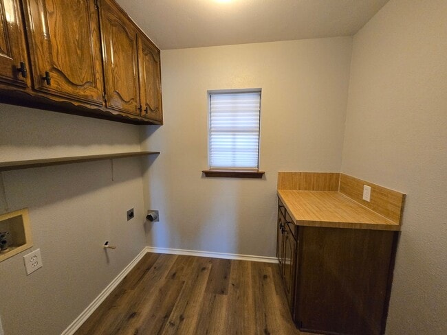 Building Photo - Stunning 4-bd 2.5 bath