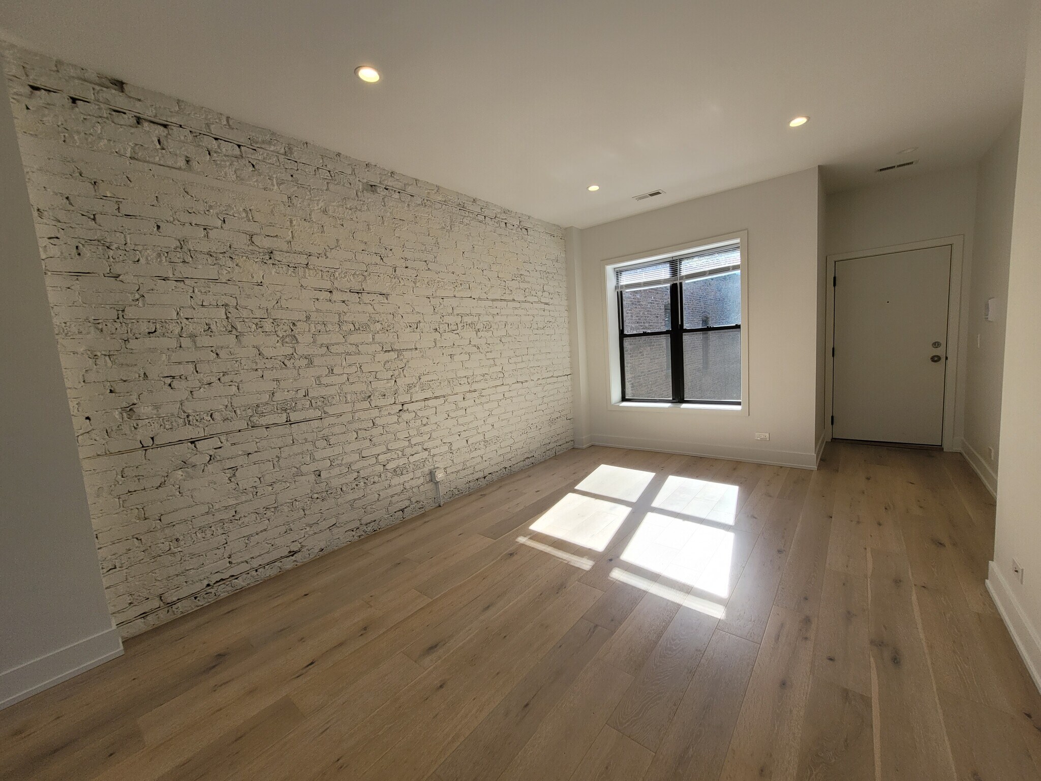 Building Photo - 1334 W Bryn Mawr Ave