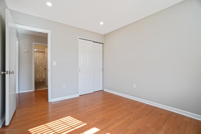 Building Photo - 1118 Wellington Pl