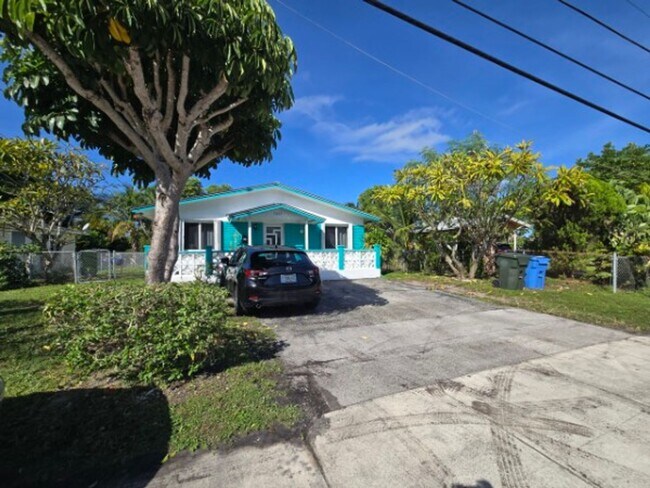 Building Photo - Comfortable Oakland Park Living - 3BR with Outdoor Space