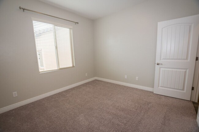 Building Photo - Executive home in The Estates at Holiday! ...