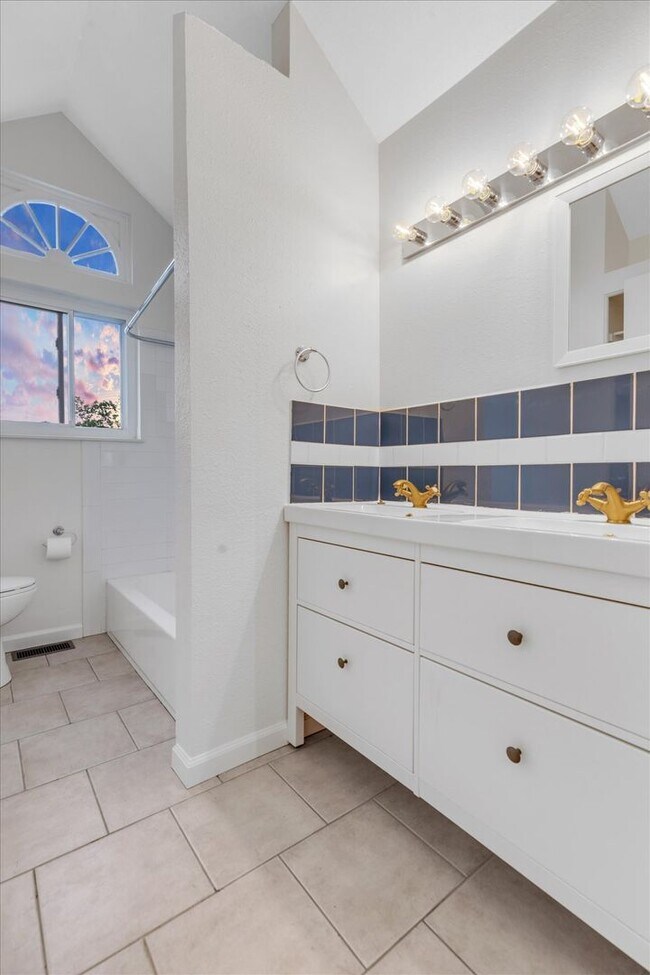 Building Photo - Beautifully updated 4-bed, 3-bath home in ...