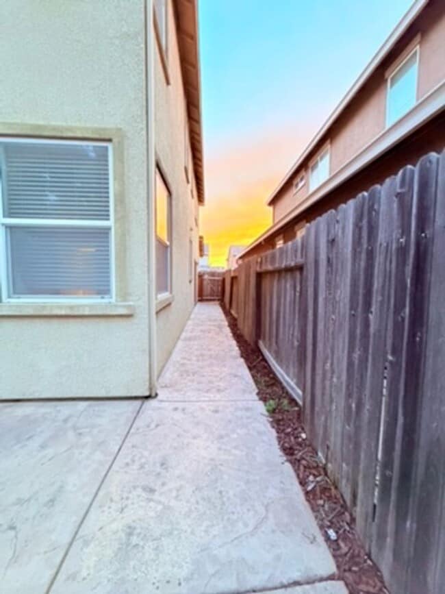 Building Photo - Bright & Spacious 4BD/3BA Home with Downstairs Bed/Bath in Elk Grove