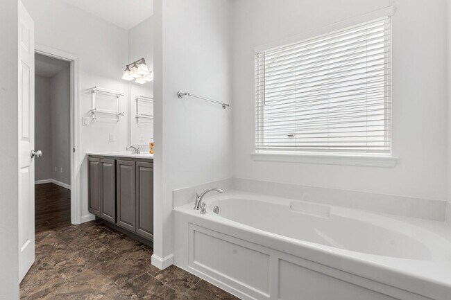 Building Photo - Beautiful 3-Bed, 3-Bath Home in Excellent ...