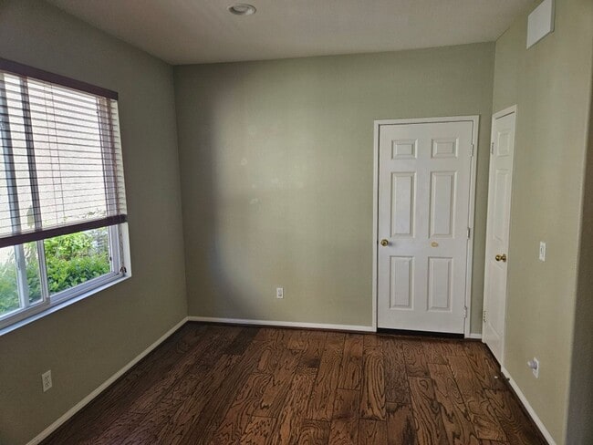 Building Photo - 3 Bedroom - 2.5 Bathroom Townhome in Scrip...